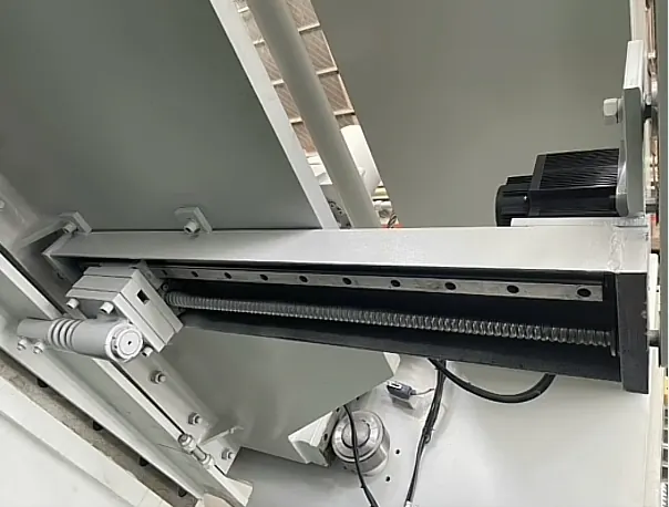 Guide rail and ball screw transmission on back gauge